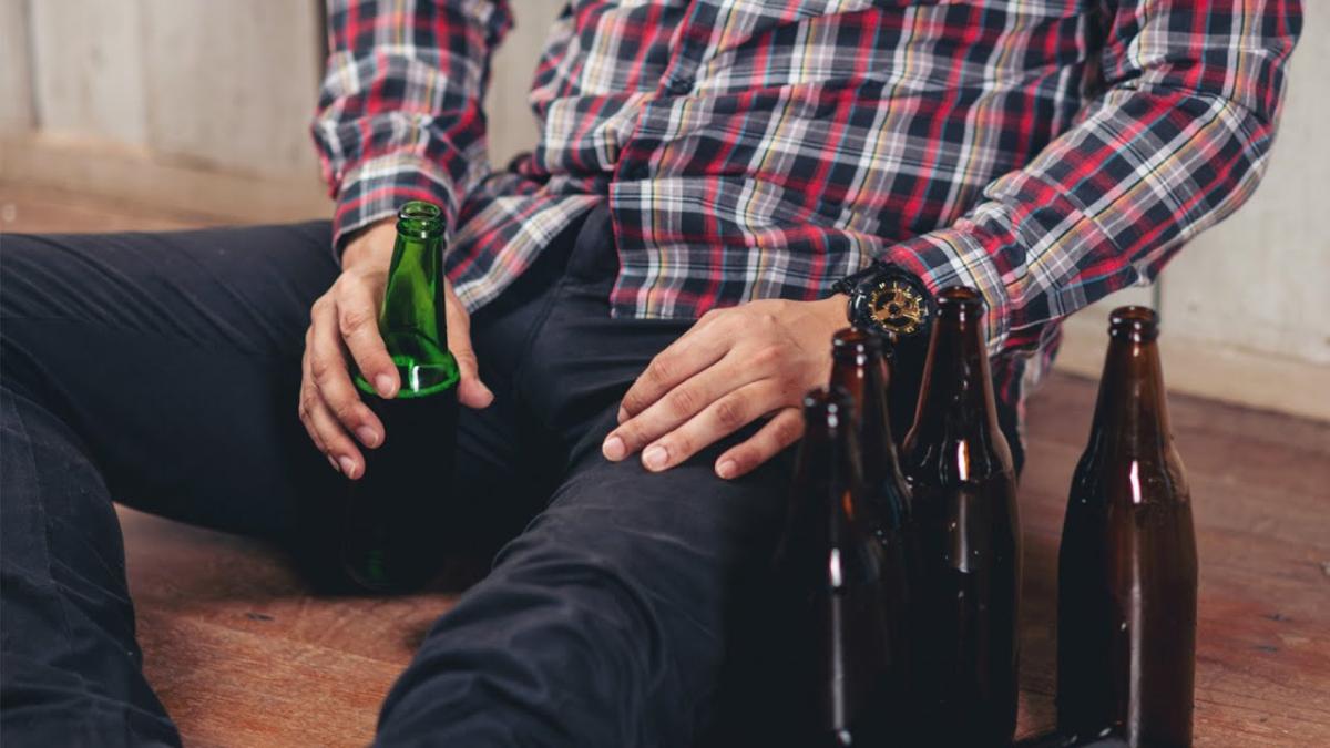 Care sunt șansele de a scoate un om din patima alcoolului. Psiholog: Familia nu poate face mare lucru