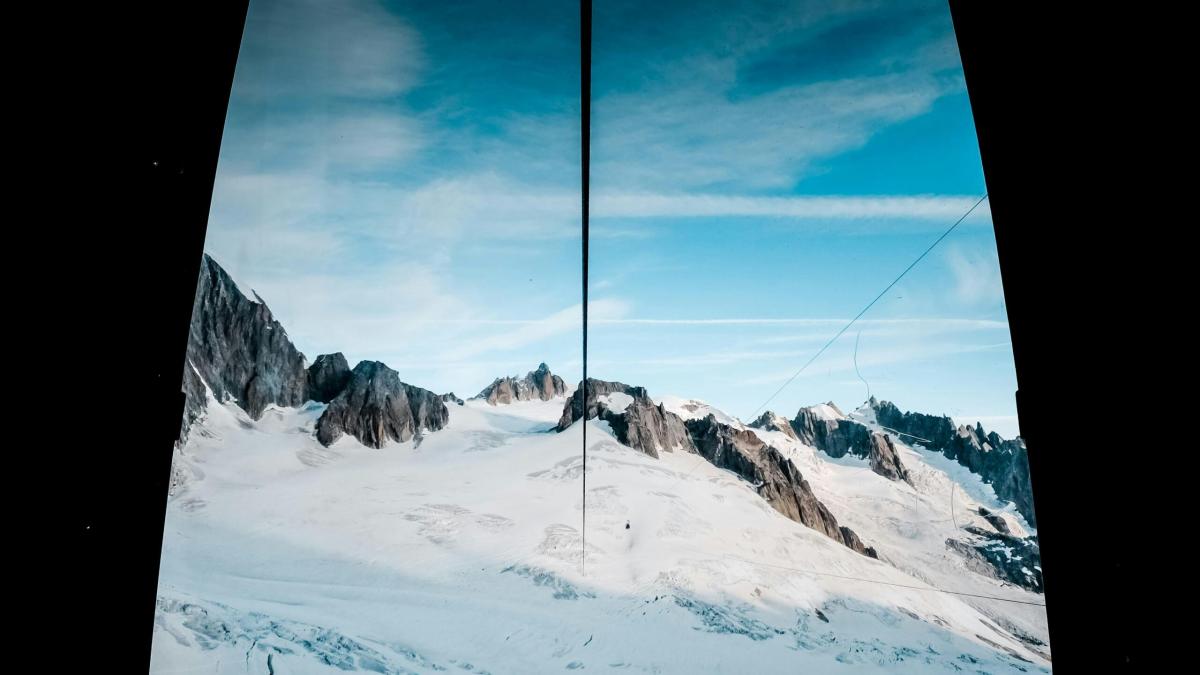 Meteorologii, avertisment pentru turiştii care merg la munte în această perioadă. E risc de avalanşă
