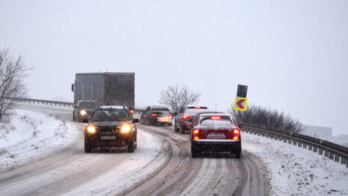 Greșelile șoferilor în trafic, în condiții de drum acoperit cu zăpadă. Cum eviți derapajul mașinii