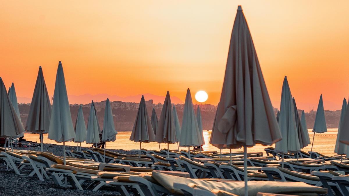 Vacanțe mai scumpe? Ce trebuie să știe românii înainte să-și rezerve concediul la mare