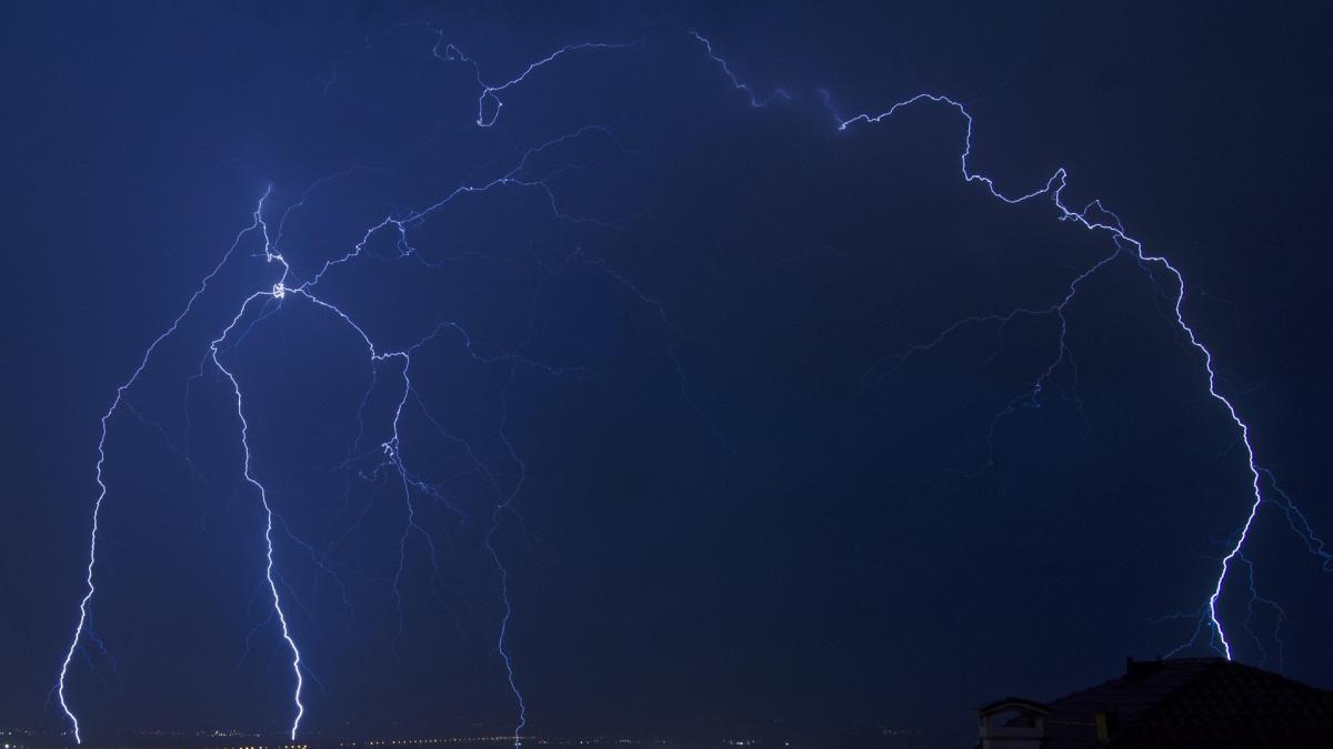 summer-thunder-storm-3465247_1920-2
