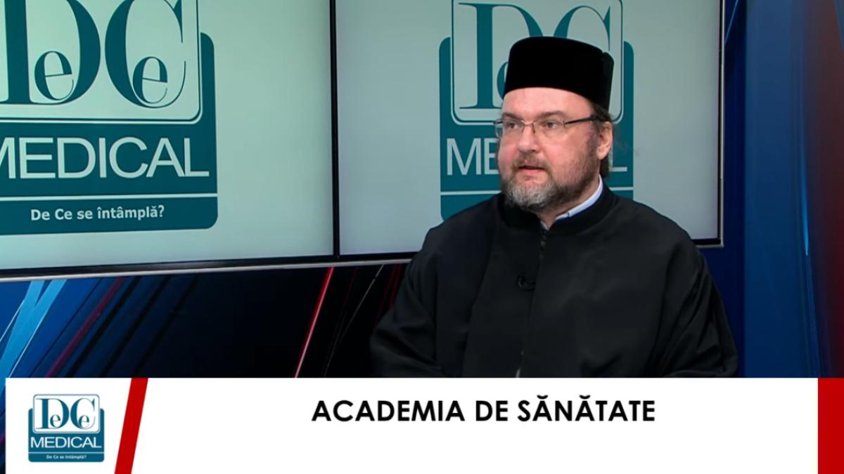 Cum împacă un preot slujirea lui Dumnezeu cu medicina
