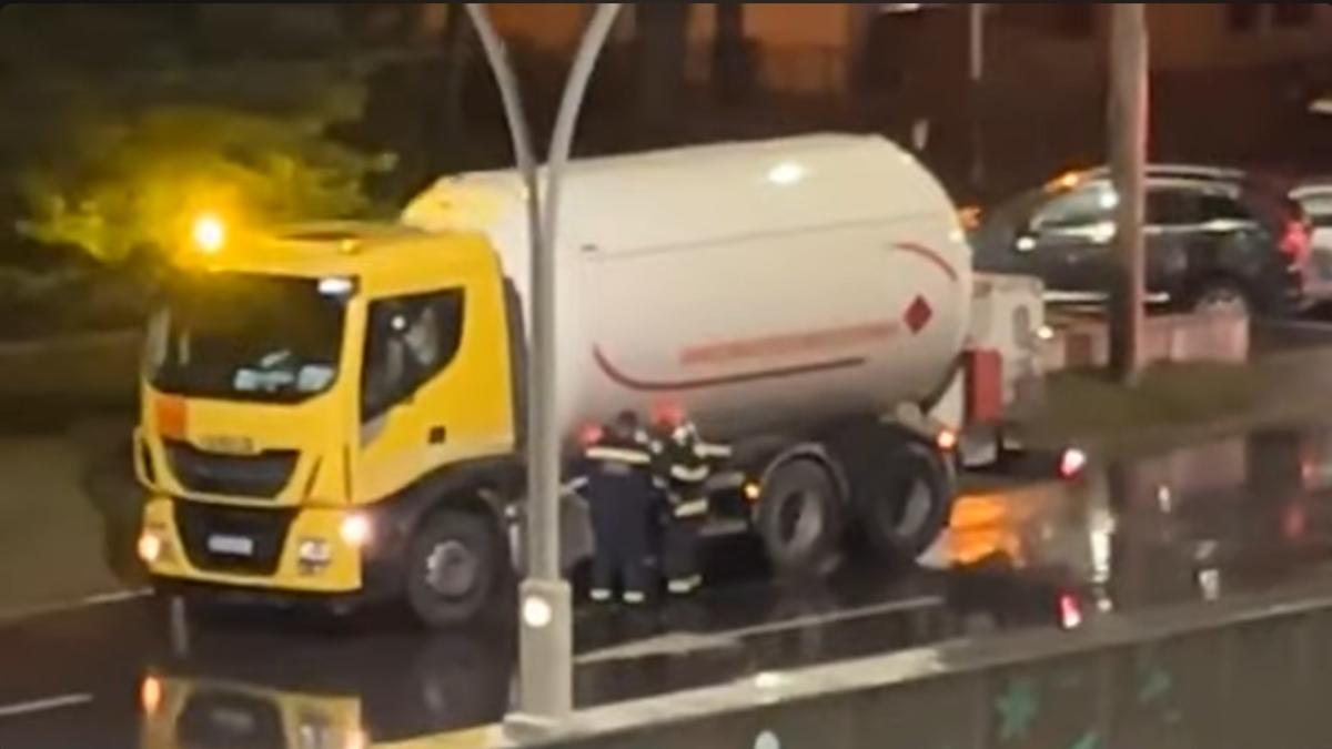 Un camion plin cu GPL s-a blocat la intrarea în Pasajul Unirii. Primarul Daniel Băluţă compară incidentul cu un atac terorist