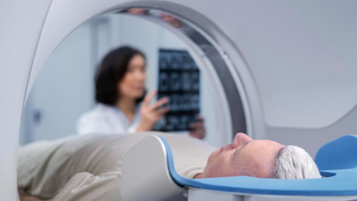 Un preot-cercetător, expert în radioterapie, vorbește despre noi soluții pentru tratarea cancerului