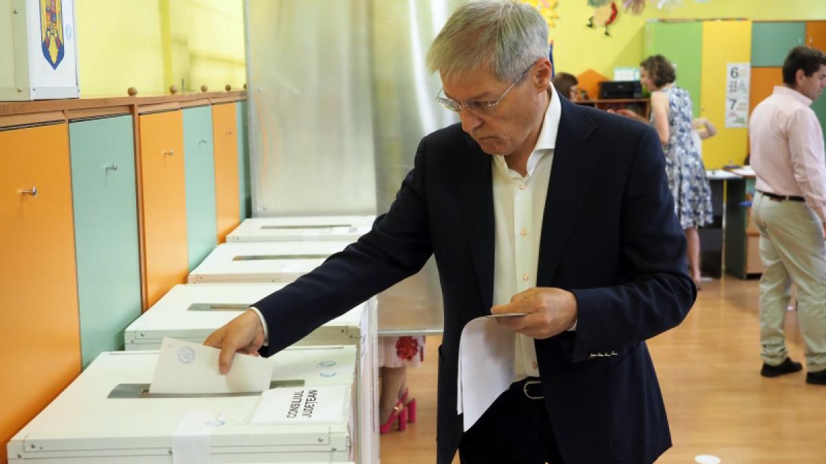 De ce l-a pus Ilie Bolojan pe Dacian Cioloş consilier onorific. Explicaţii de la vârful PNL