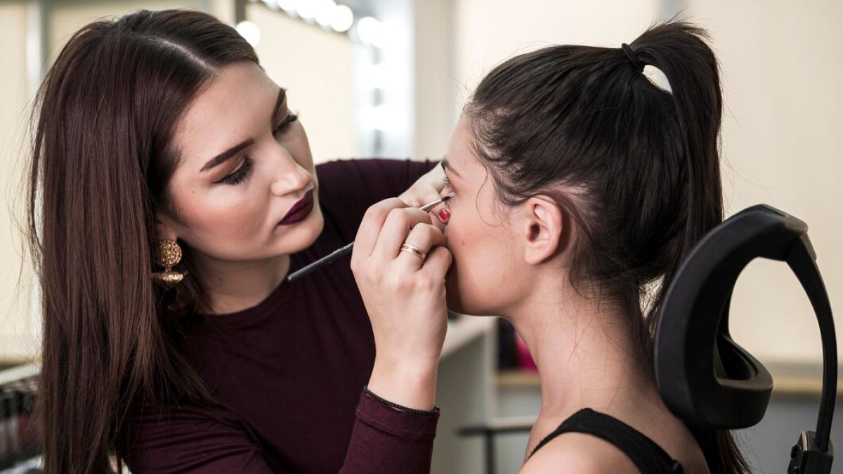 Meserii subestimate și neapreciate: Laura Perian, despre percepția eronată asupra make-up artiștilor din România