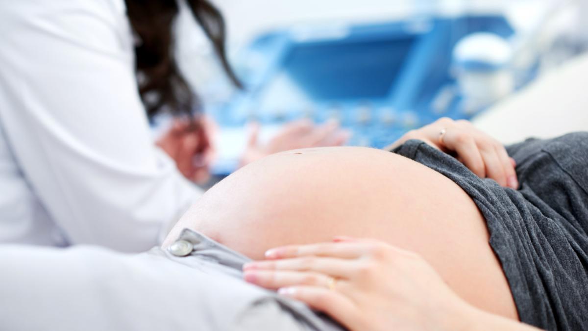 Țara în care concediul de maternitate ajunge până la 12 luni. Un cuplu de români a povestit despre experiența lor