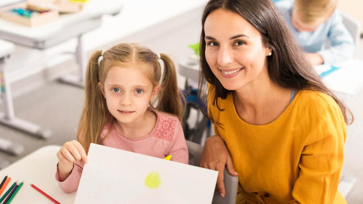 De ce a decăzut meseria de profesor: Modificările sistemului de pregătire și relațiile școală-familie, explicate de istoricul Lavinia Betea