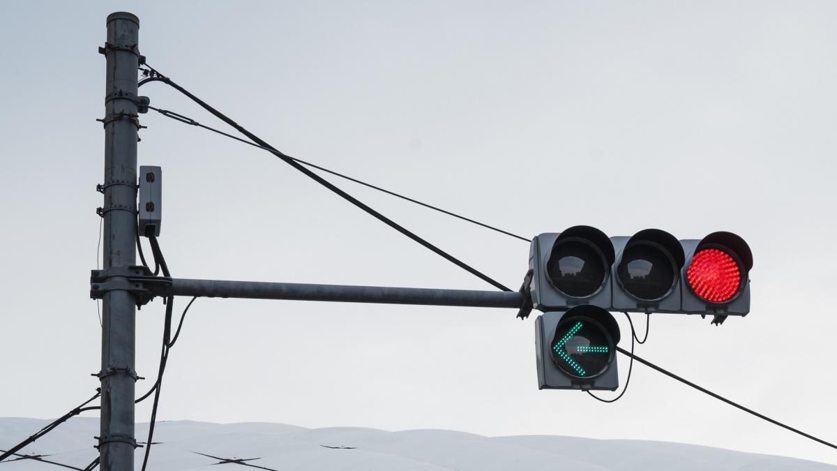 Verdele intermitent, motiv de confuzie și frustrare în trafic: Titi Aur clarifică regulile pentru evitarea blocajelor, la DC Conducem