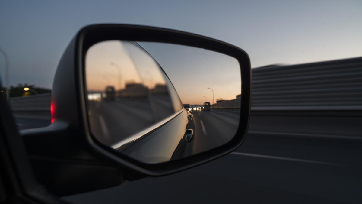 Cum te poate înșela privirea când vezi farurile unei mașini în oglinzile retrovizoare
