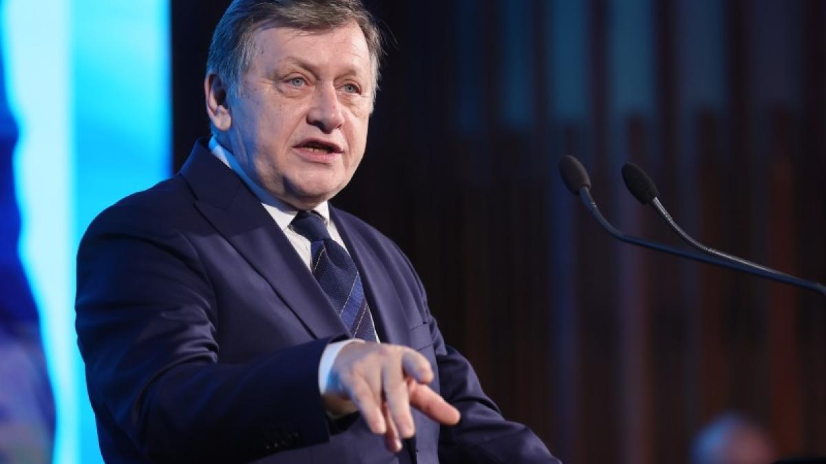 Crin Antonescu şi Securitatea. Mugur Ciuvică spune că e o "penibilitate" şi dă exemplul cu Nicuşor Dan de la alegerile locale