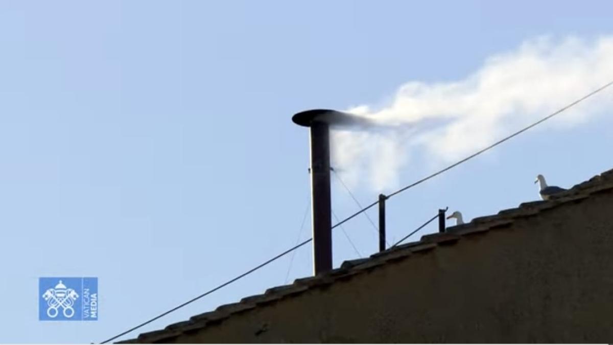 Fum alb la Vatican. Un nou Papă a fost ales