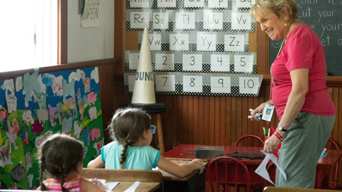Scriitoarea Passionaria Stoicescu trage un semnal de alarmă despre învățământul românesc: „Educația nu se face cu plângerea pregătită în buzunarul părintelui”
