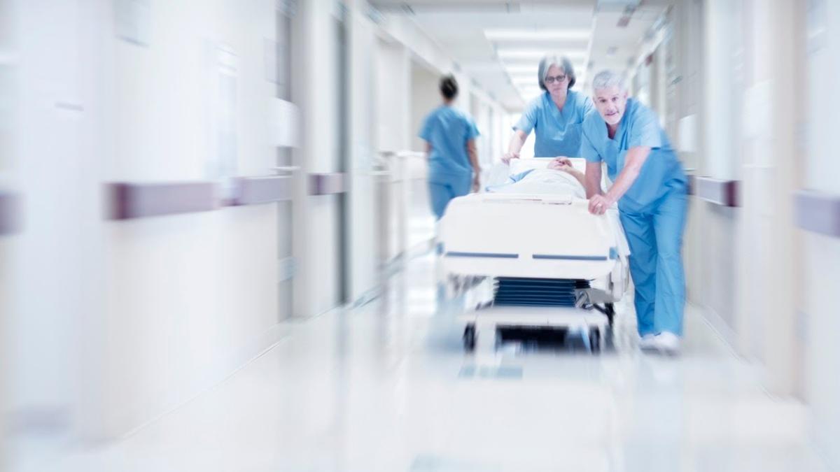 Românii plătesc "foarte mult pentru servicii de urgenţă, care rezolvă cazuri de ambulatoriu"