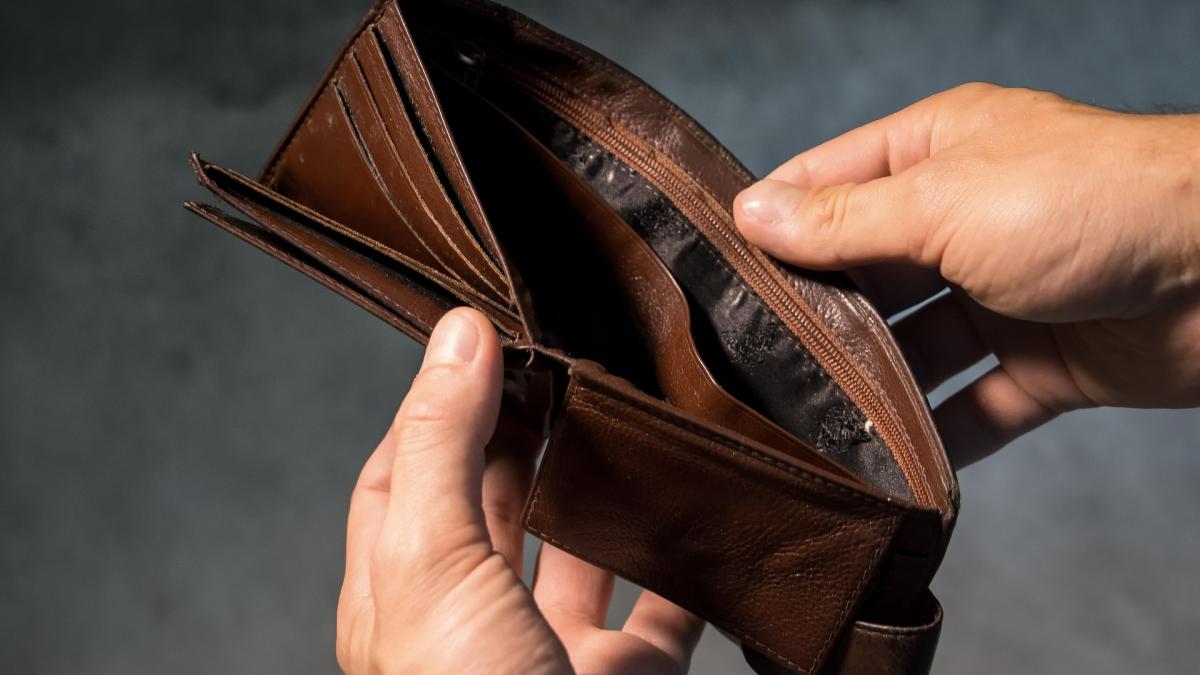 Românii pierd tot mai mult din buzunar. Noile măsuri aduc taxe, scumpiri și salarii înghețate