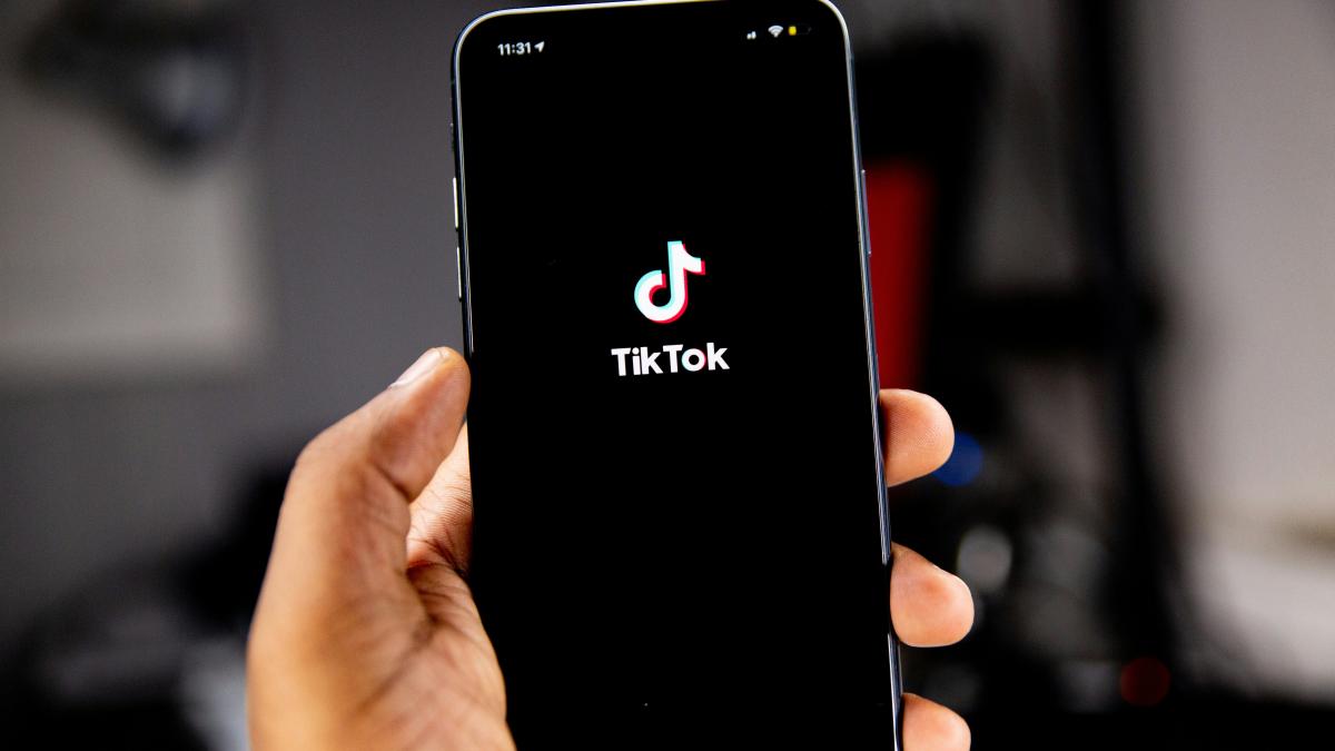 Români care trăiesc o "Românie văzută pe TikTok"