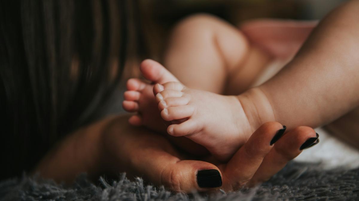 Reflexele care arată dacă bebelușul se dezvoltă normal, explică kinetoterapeutul Camelia Ștefan