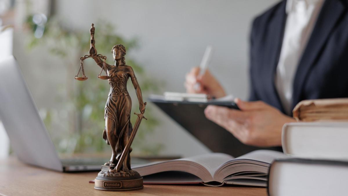 PSD, pro sau contra tăierii pensiilor speciale? Mugur Ciuvică are o explicație tăioasă 