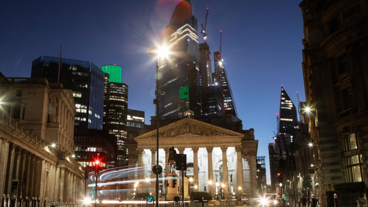 Ce fac băncile când un debitor fuge din țară? Răspunsul unui consultant financiar din Germania