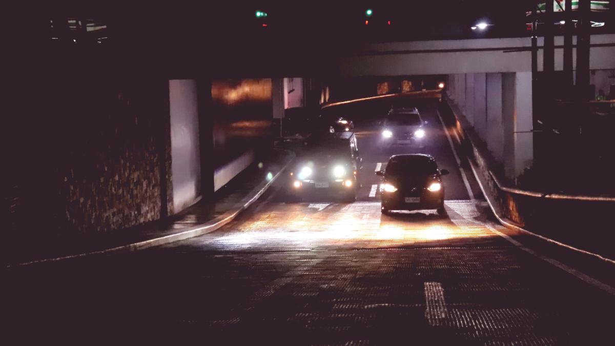 Ce utilitate au farurile maşinii. Nu sunt doar pentru a vedea drumul noaptea