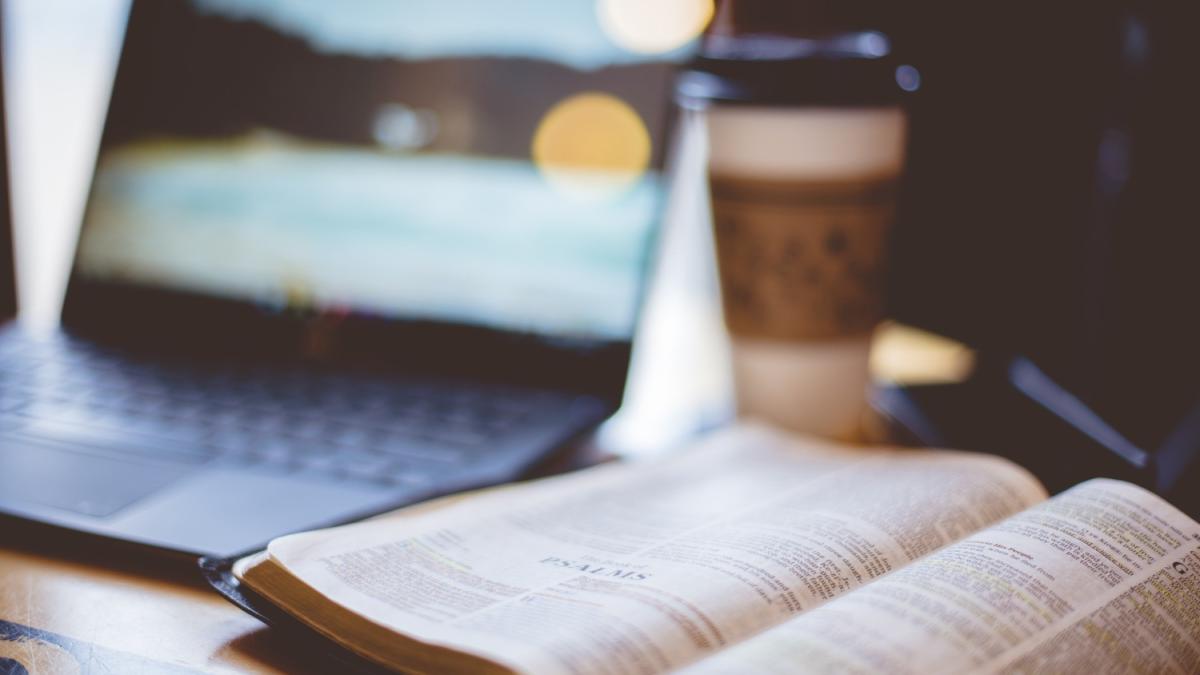 Religia și inteligența artificială. Un preot ne spune unde este limita care ar trebui să facă diferența dintre bine să rău