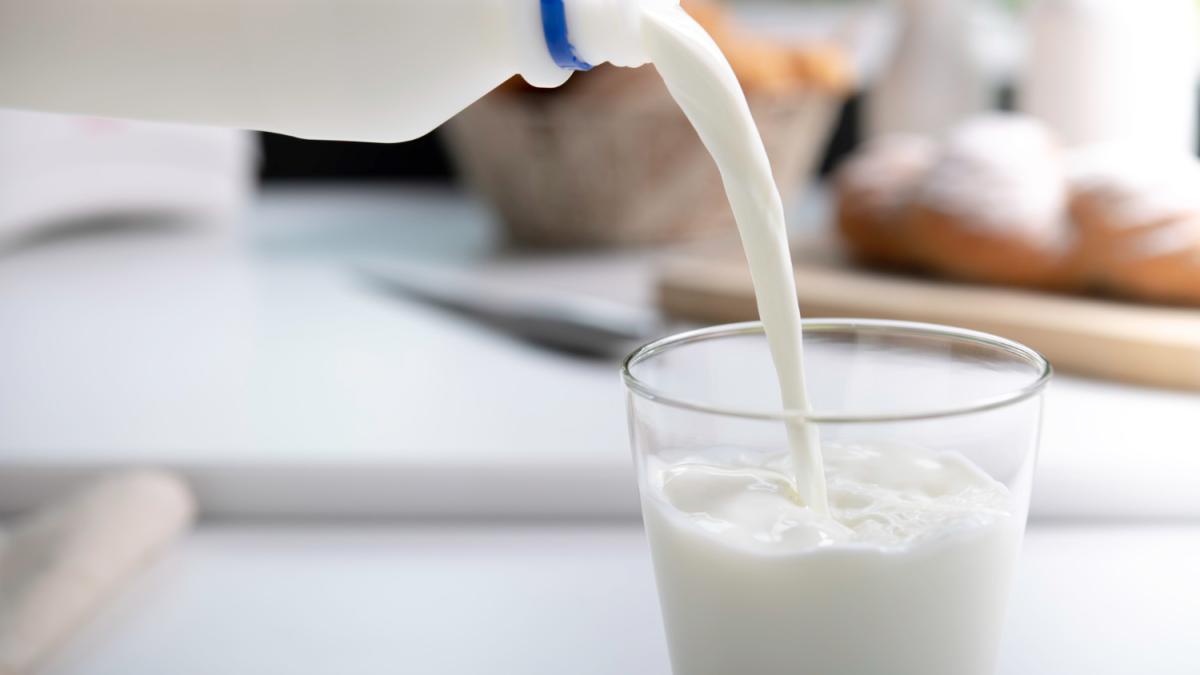 Laptele pasteurizat sau laptele crud? Un chimist demontează mitul