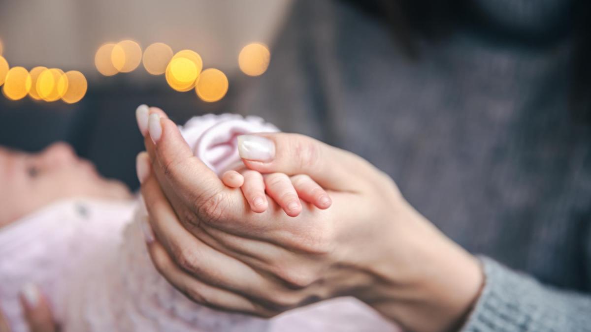 Cum se schimbă viața unei femei după ce dă naștere. Psiholoaga Daniela Gavankar vorbește despre epuizare