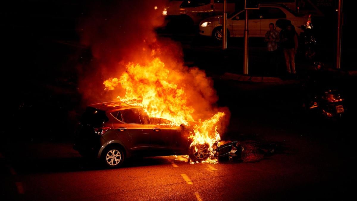 Cum reacționăm corect când ne aflăm într-o mașină în flăcări. Titi Aur are câteva sfaturi care ne-ar putea salva viața