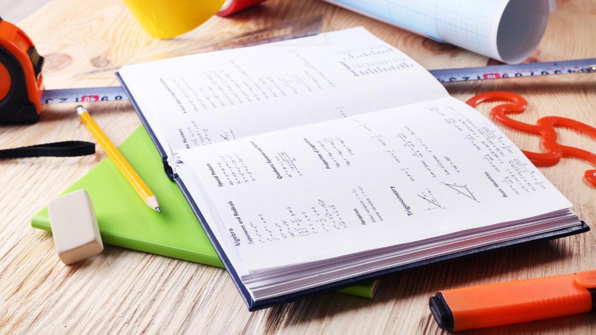 De ce sunt manualele elevilor atât de slabe? Explicația, oferită de directorul executiv al Uniunii Editorilor din România