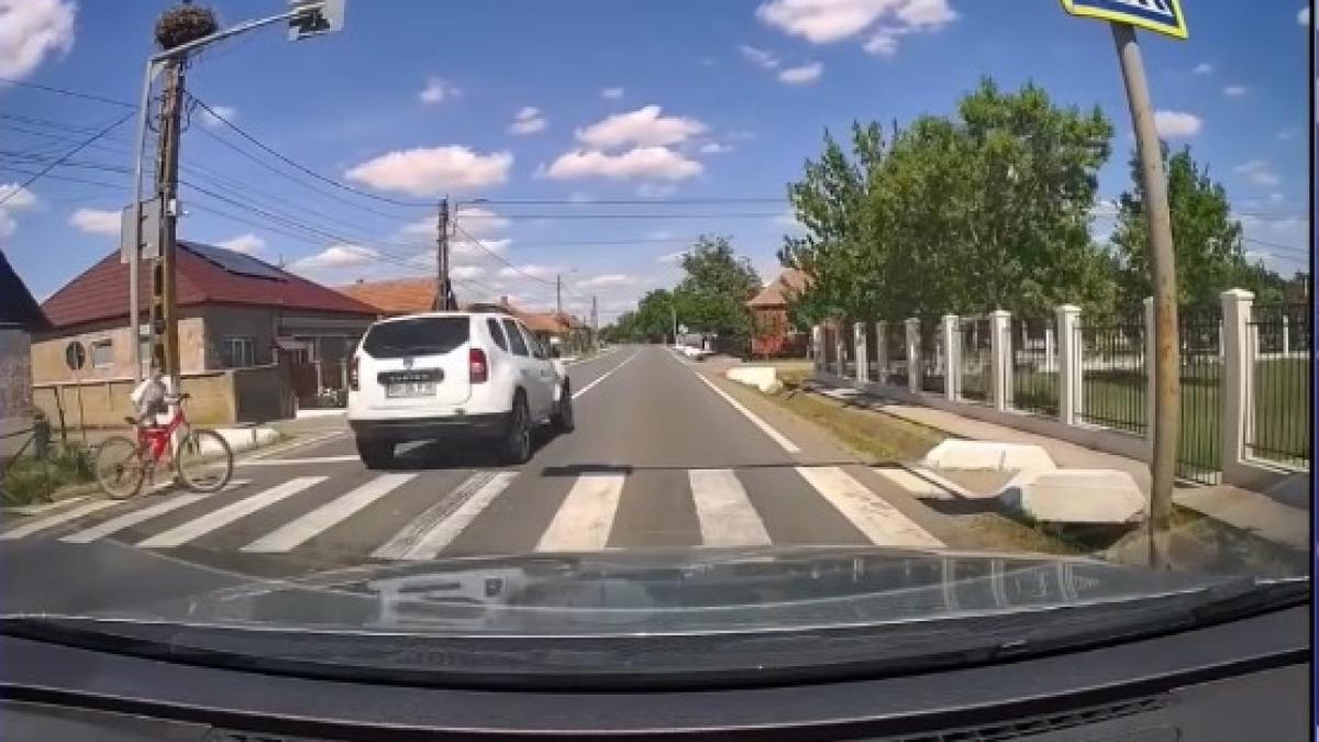 Accident evitat la limită. Un copil care traversa strada, la un pas să fie spulberat pe trecerea de pietoni